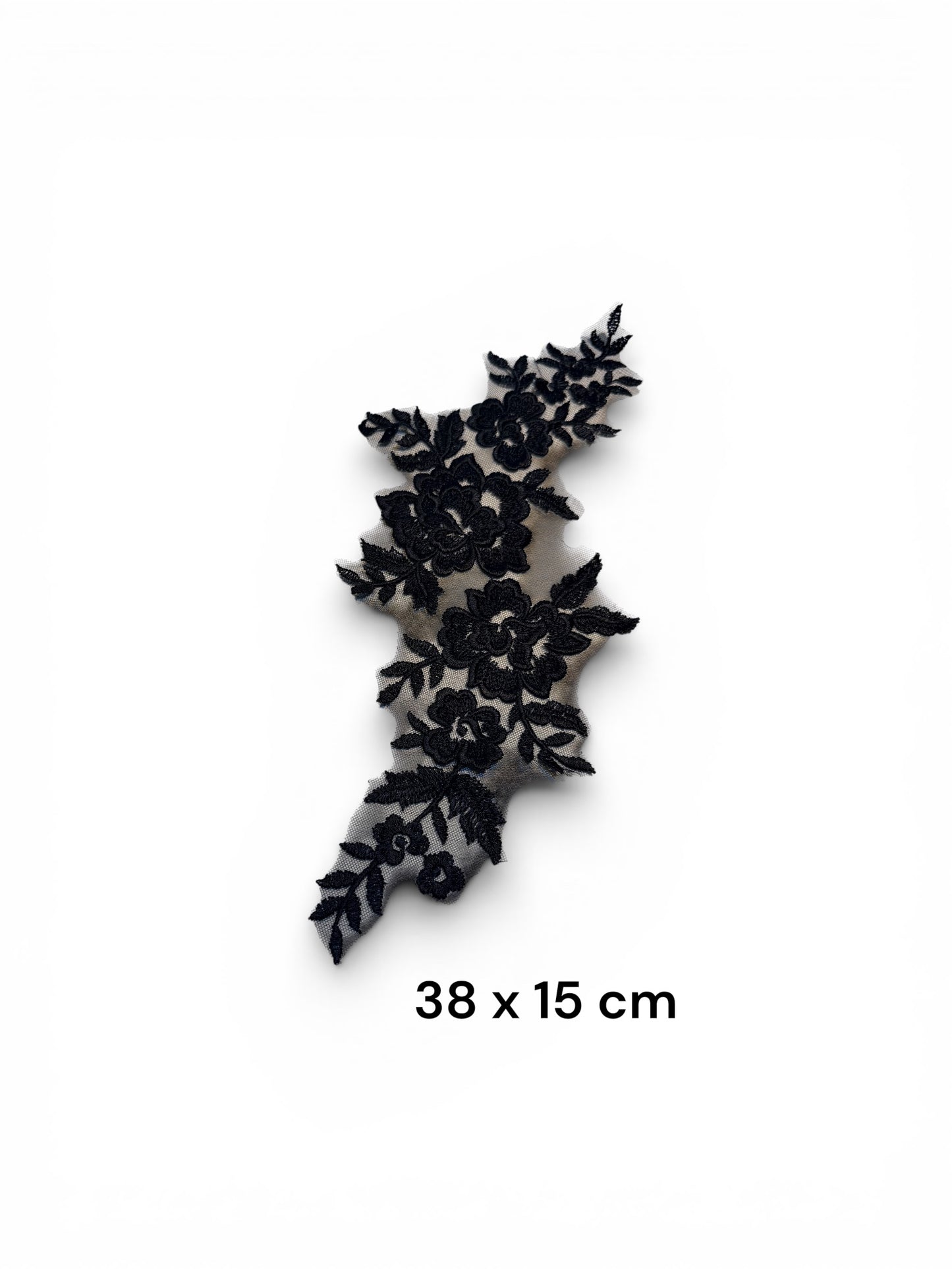 Parche flor negra bordada sobre tul