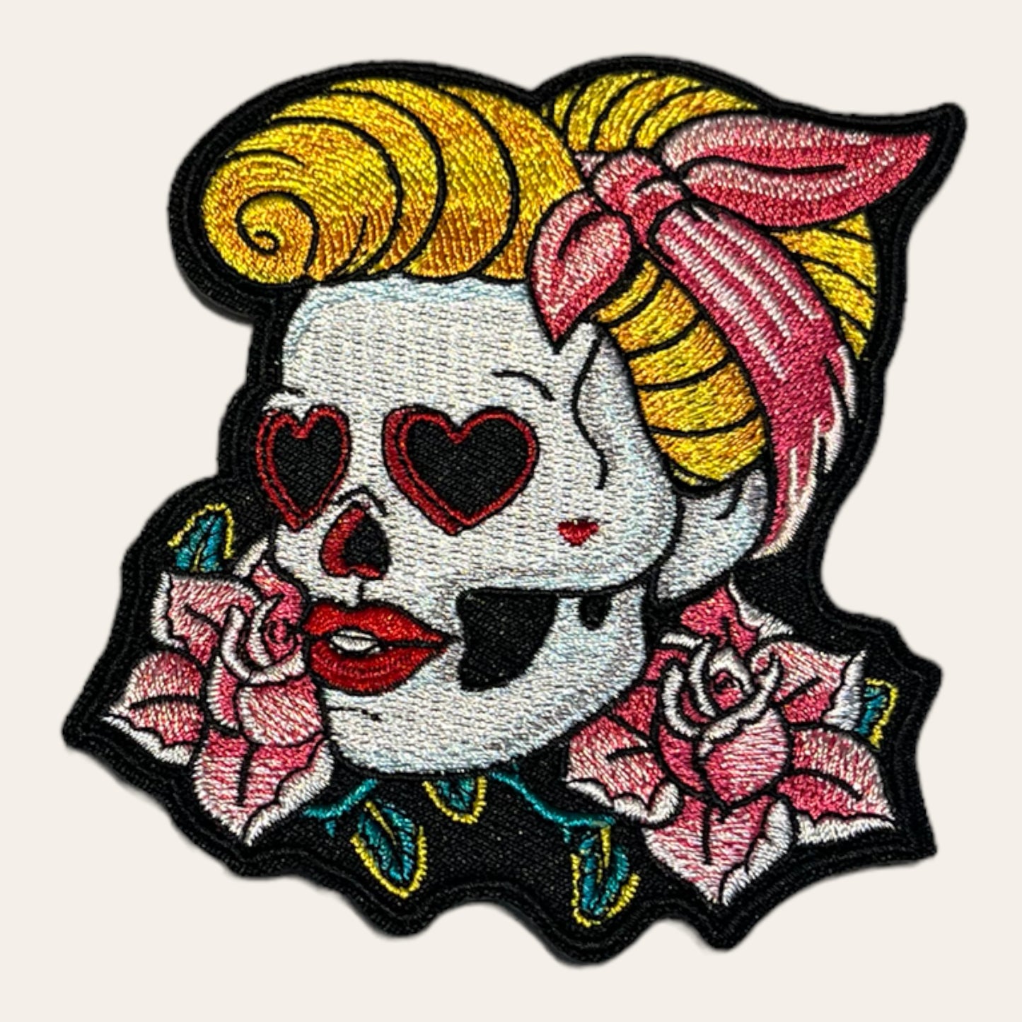 Parche bordado calavera pin up