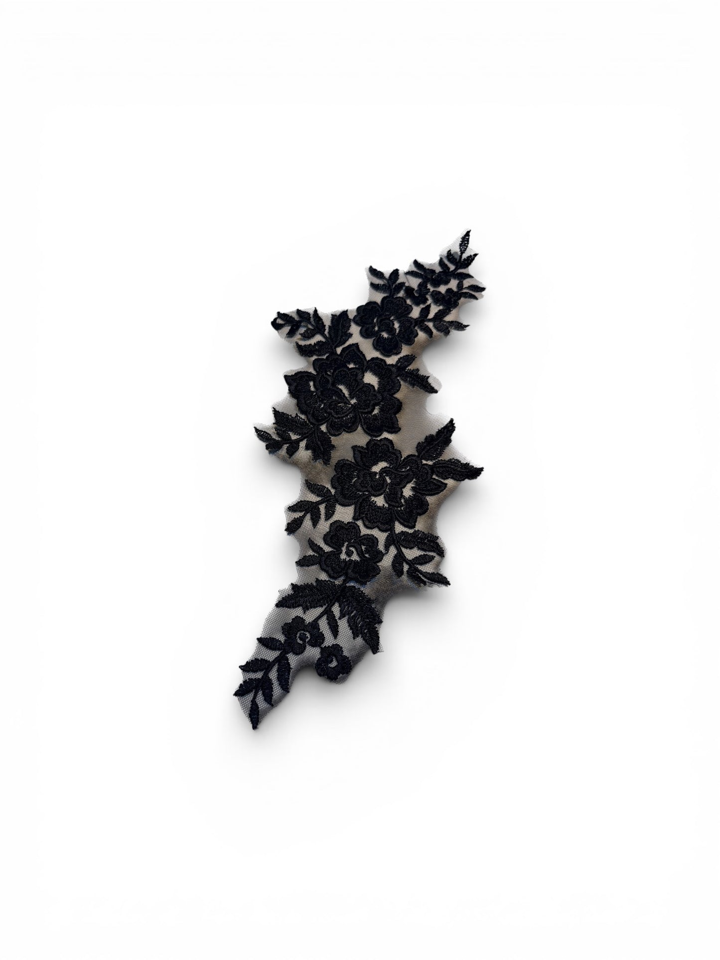 Parche flor negra bordada sobre tul