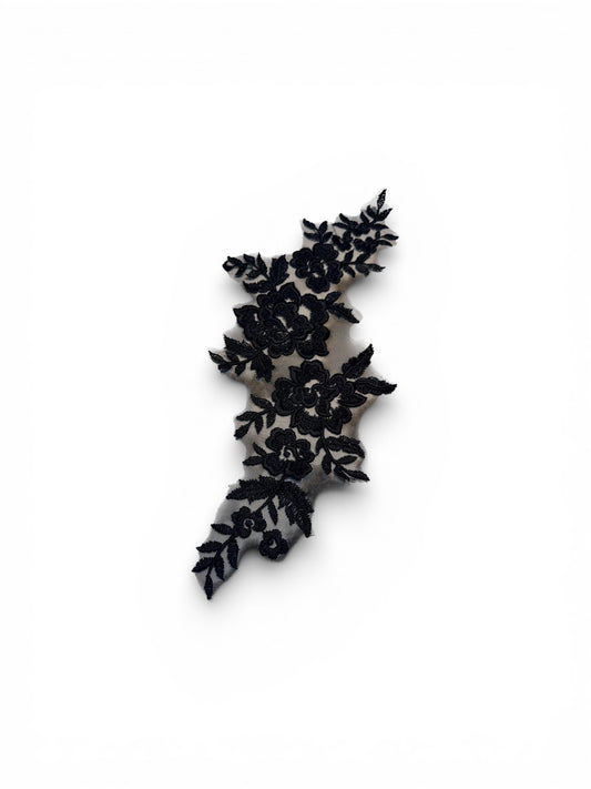 Parche flor negra bordada sobre tul