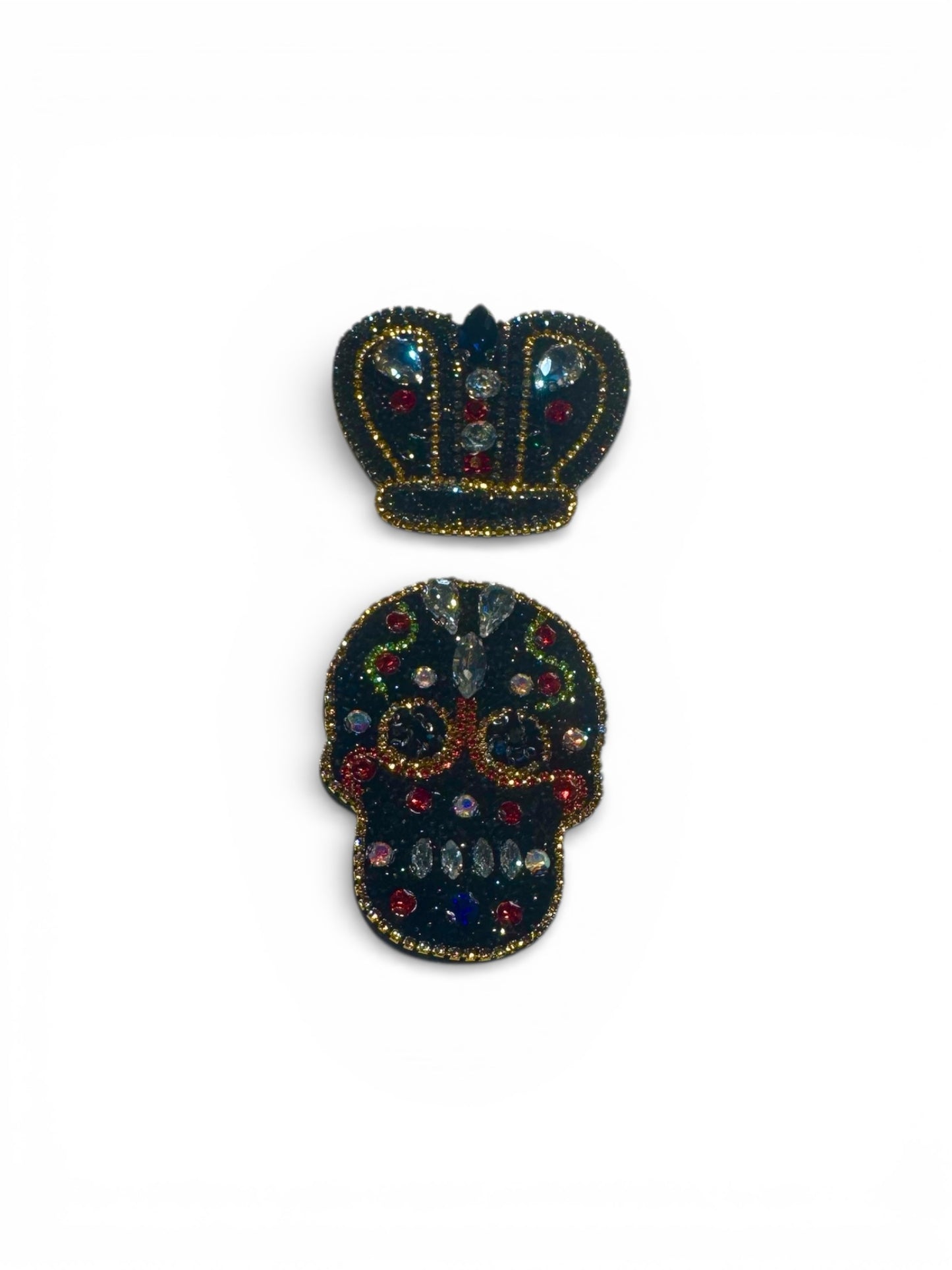 Calavera y corona pedrería